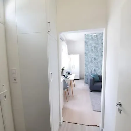 Master With Air Condition And Separated Rooftop Terrace 아파트